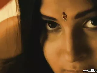 असली घर का बना हिंदी में सेक्सी फिल्म मूवी सेक्सटेप पर सुडौल शॉर्ट-बालों वाली