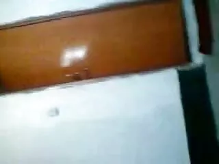 लघु बालों वाली बस्टी गर्लफ्रेंड गाली-गलौज करती सेक्सी मूवी हिंदी फिल्म है और पूल में सवारी करती है