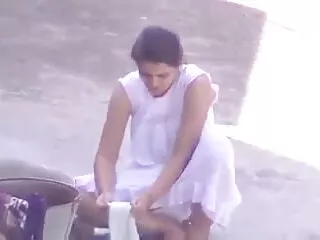 सेक्सी परिपक्व महिला उसे मूवी सेक्सी फिल्म वीडियो में गीला बिल्ली के साथ खेलता है