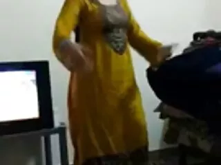 ये तीनों दो हारने वालों के फुल सेक्सी एचडी वीडियो फिल्म लिए स्ट्रिप बेंडर खेलते हैं। और हारने वाले